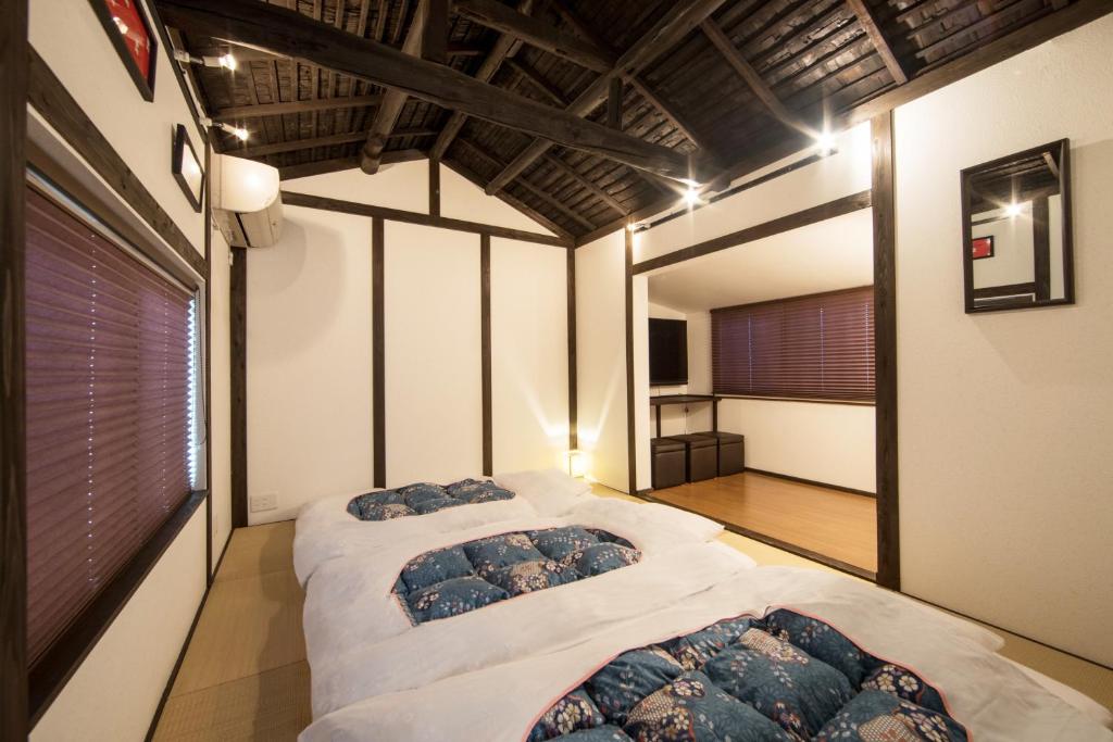 a bedroom with two beds in a room at Rinn Kiyomizu Villa in Kyoto