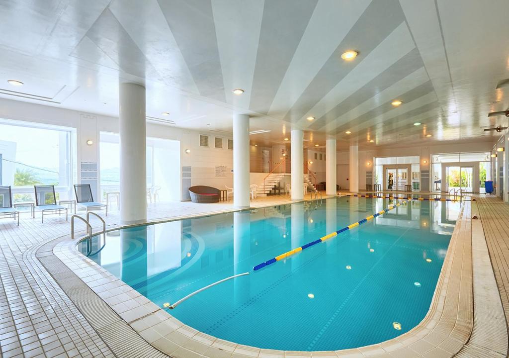 Bazén v ubytování Hotel Mahaina Wellness Resorts Okinawa nebo v jeho okolí
