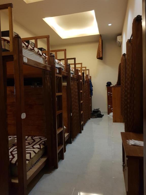 Palanda nebo palandy na pokoji v ubytování BANYU URIP ROOMS