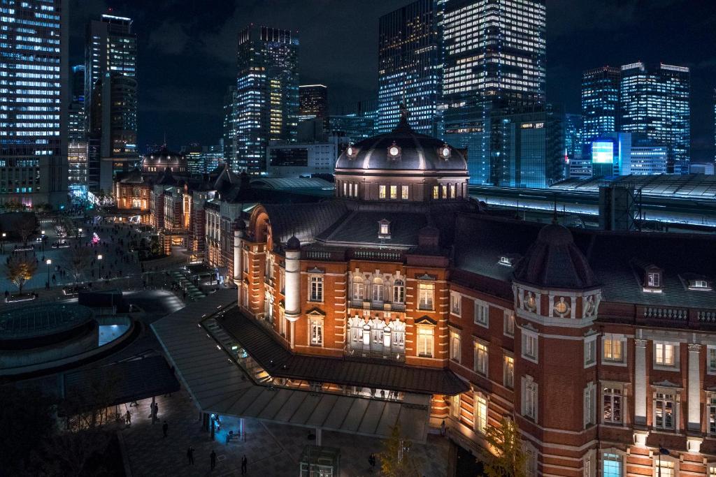 東京にある東京ステーションホテルの夜の街灯の建物