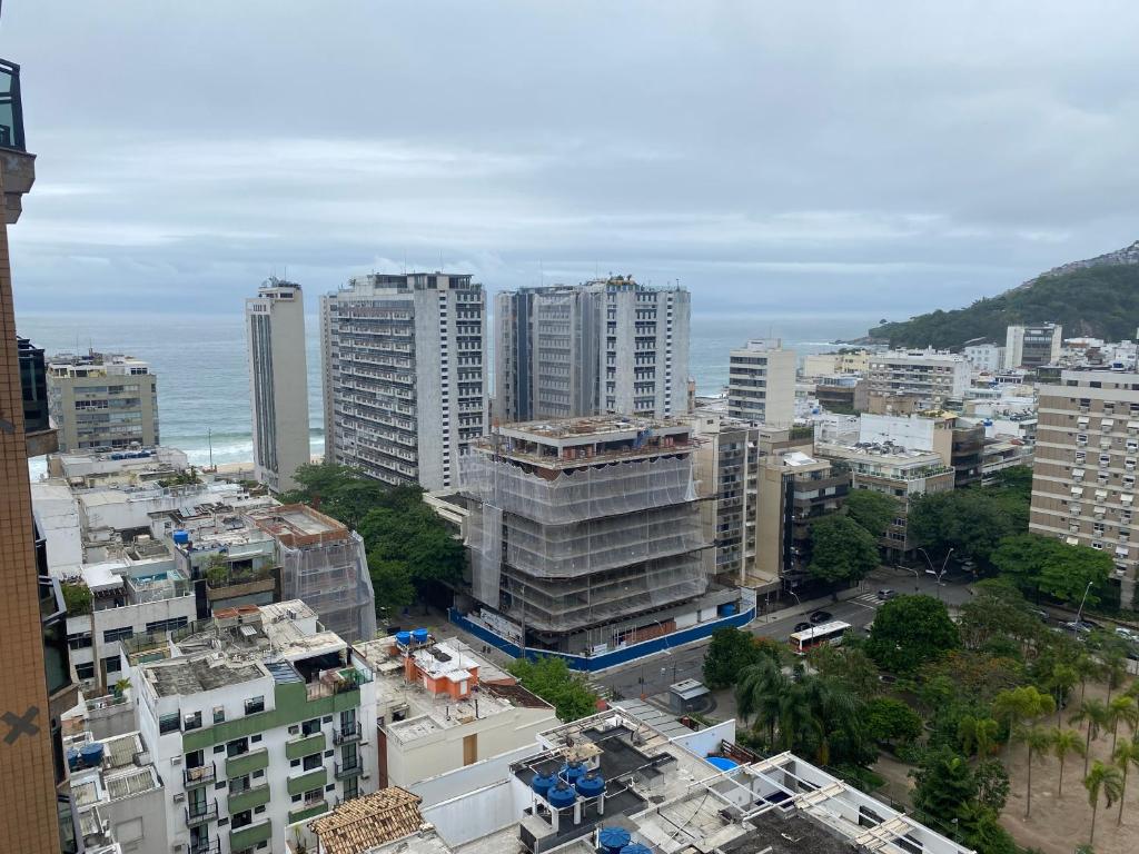 una vista aérea de una ciudad con edificios altos en TOP LEBLON Flats, en Río de Janeiro