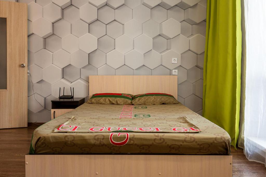 Apartment on Bratyev Kashirinykh房間的床
