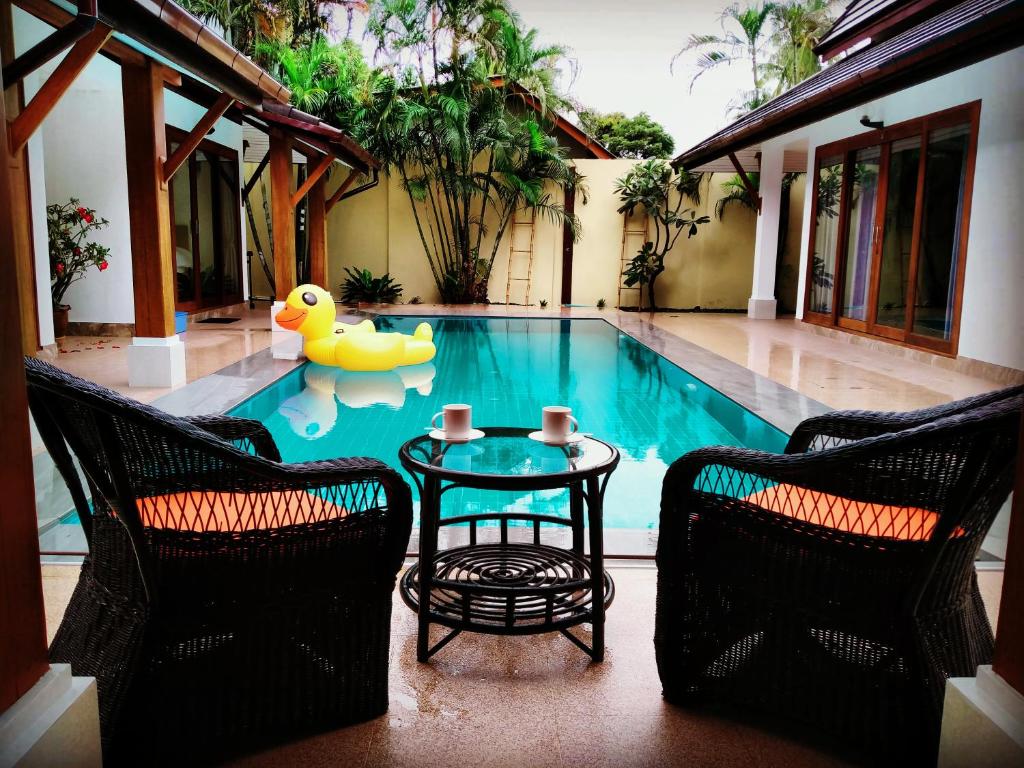 una piscina con un pato de goma en el agua en Orange palm pool villa, en Koh Samui 