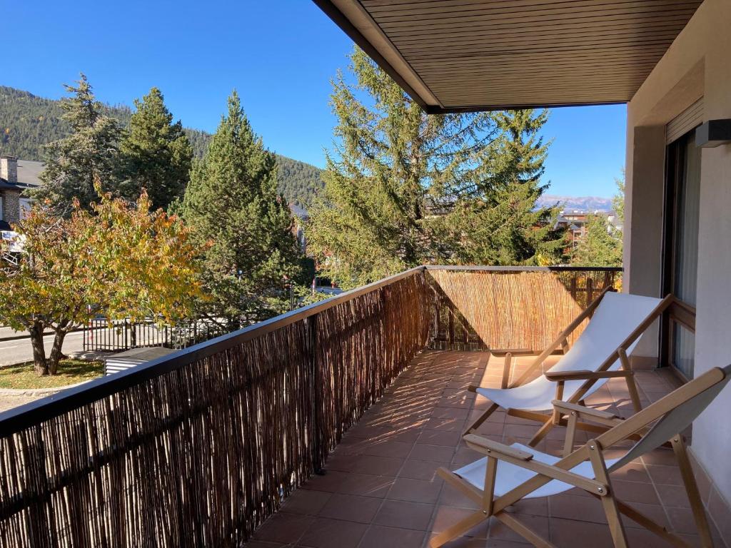 two chairs on a balcony with a view at Apartament Pla del Roc in La Molina