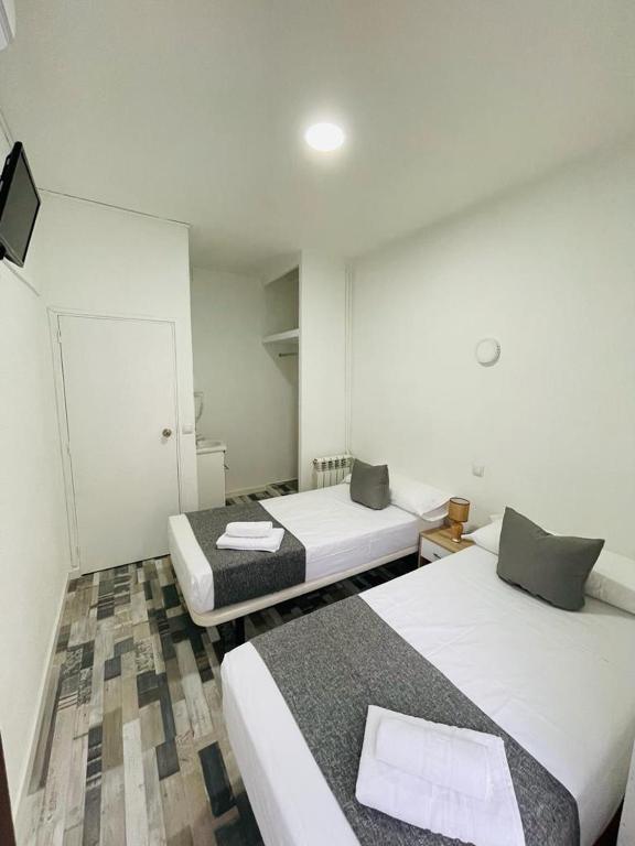 HOSTAL Noche y Dia - Twin Room With Shared Bathroom