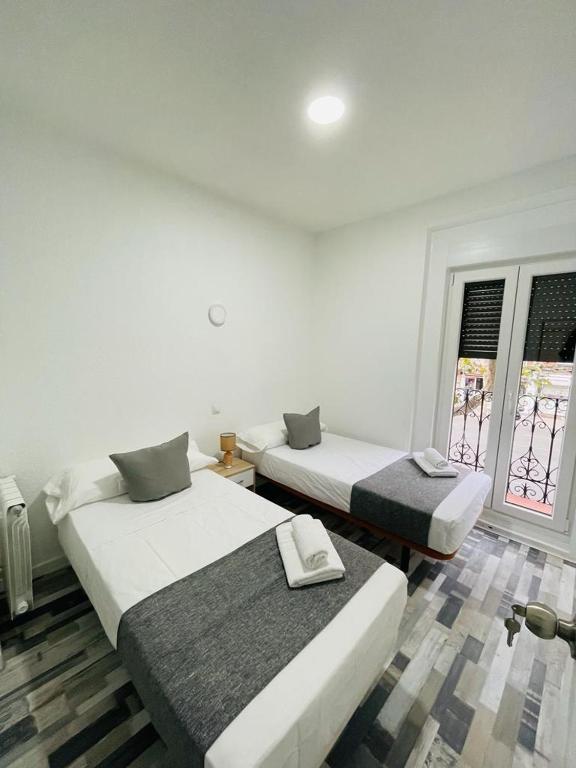 HOSTAL Noche y Dia - Triple Room With Shared Bathroom