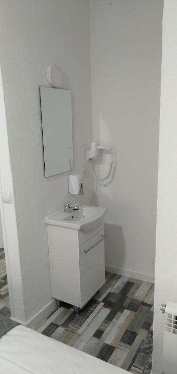 HOSTAL Noche y Dia - Double Room With Shared Bathroom