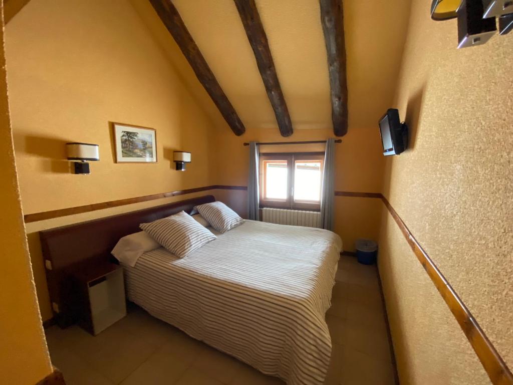 a bedroom with a bed and a window at Hotel Copacabana in Pas de la Casa