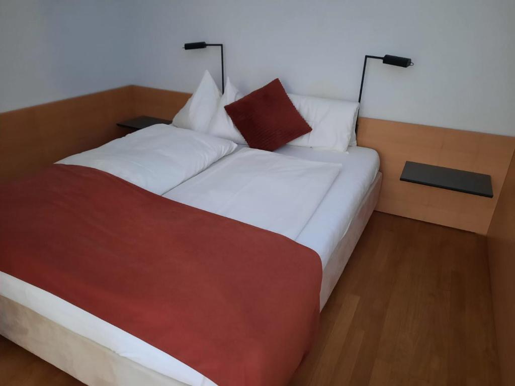 Postel nebo postele na pokoji v ubytování Hotel Krone