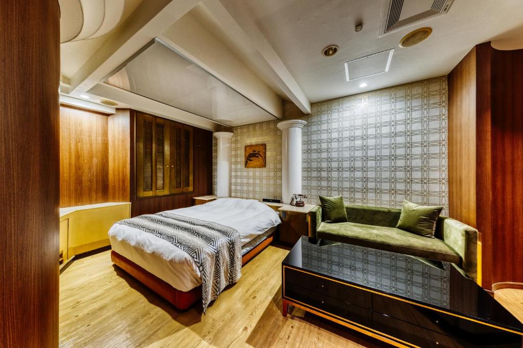 Postel nebo postele na pokoji v ubytování HOTEL ARTIA DINOSAUR MACHIDA -Adult Only