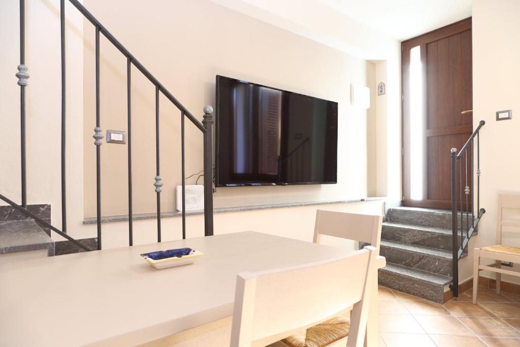 Televízia a/alebo spoločenská miestnosť v ubytovaní Terrazza della Rocca (by Vacation Service)