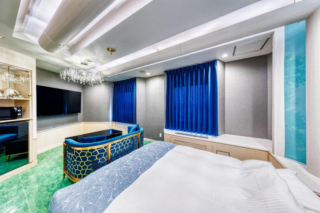 Postel nebo postele na pokoji v ubytování HOTEL ARTIA DINOSAUR MACHIDA -Adult Only