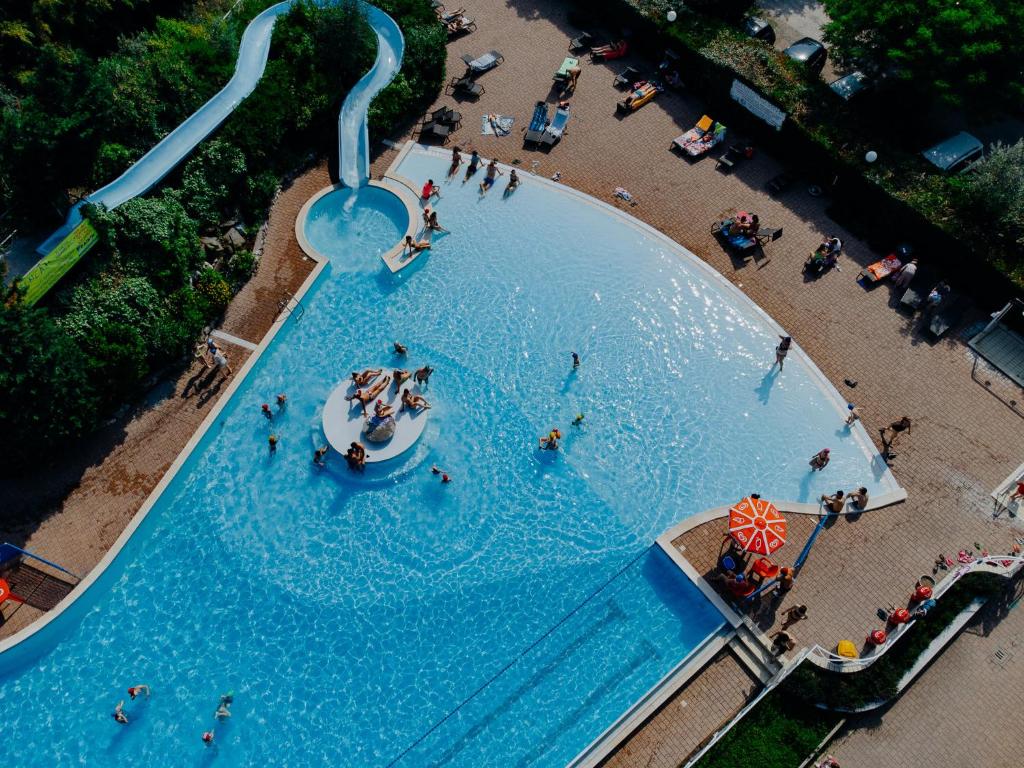 Bazén v ubytovaní Camping Del Sole Village alebo v jeho blízkosti