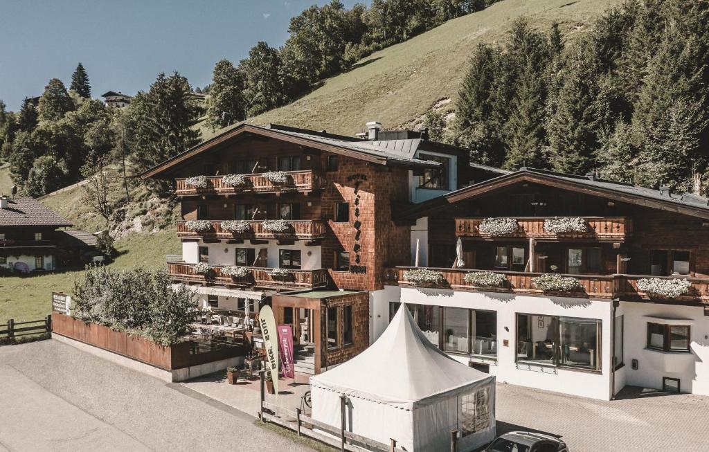 ein großes Gebäude mit einem Zelt davor in der Unterkunft Hotel & Appartements Tiroler Buam in Saalbach-Hinterglemm
