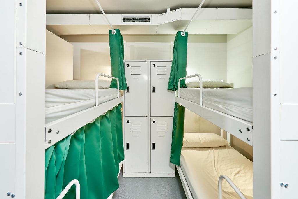 Palanda nebo palandy na pokoji v ubytování Hola Hostal Eixample