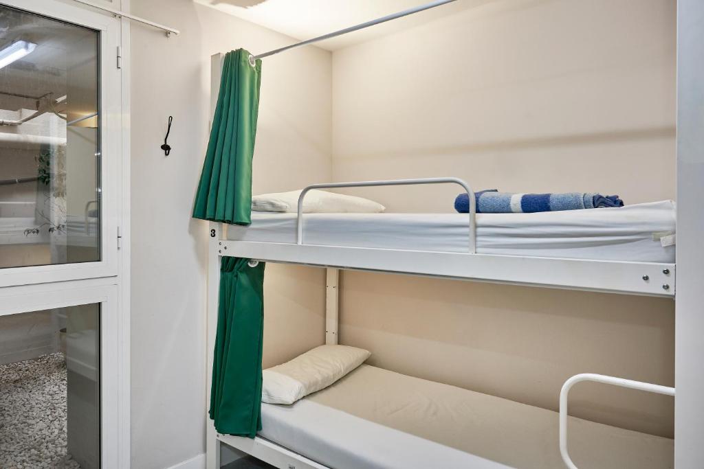 Palanda nebo palandy na pokoji v ubytování Hola Hostal Eixample