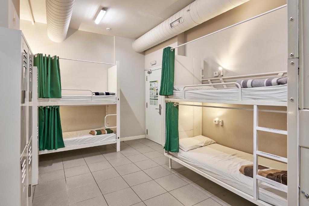Postel nebo postele na pokoji v ubytování Hola Hostal Eixample