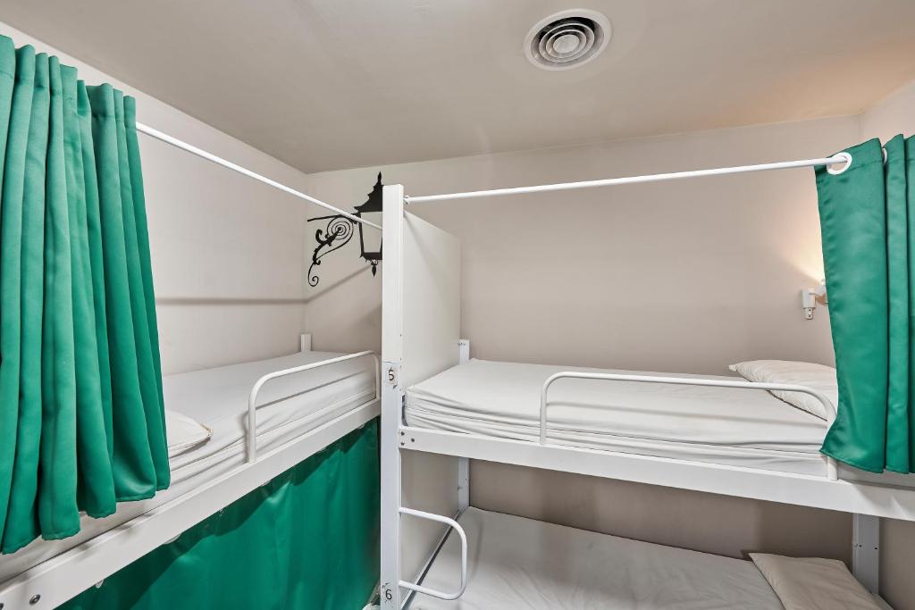 Postel nebo postele na pokoji v ubytování Hola Hostal Eixample