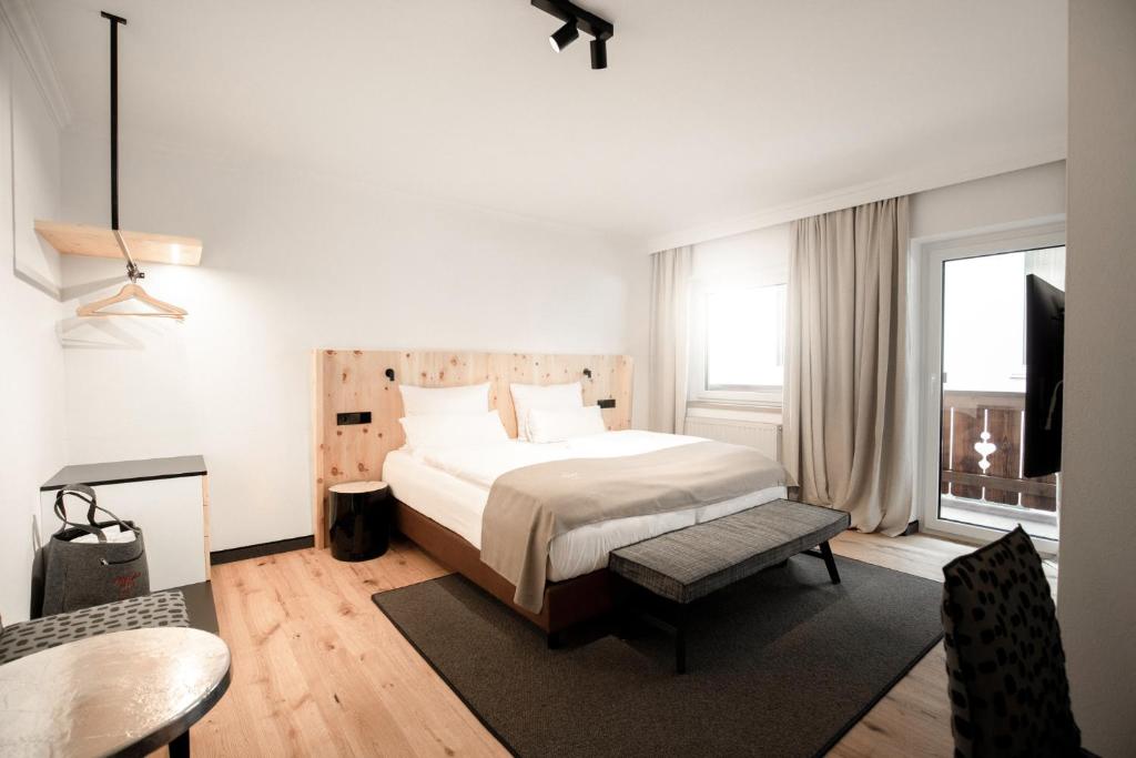 Postel nebo postele na pokoji v ubytování Hotel & Appartements Tiroler Buam