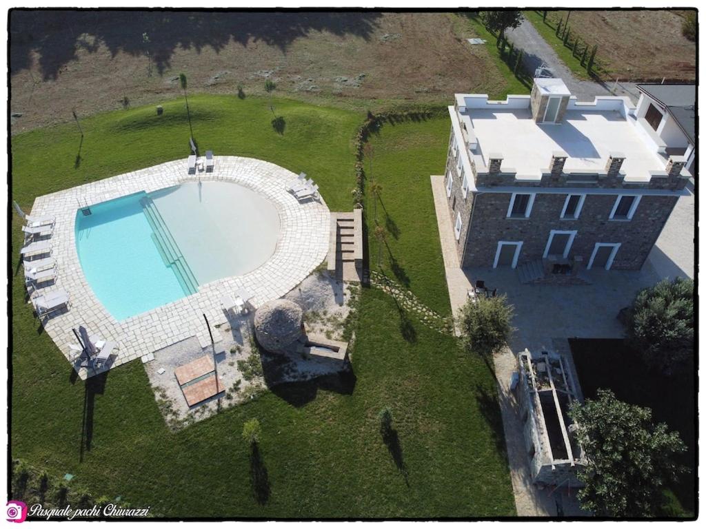 una vista aérea de una gran piscina en un patio en Alta Area, en Nova Siri
