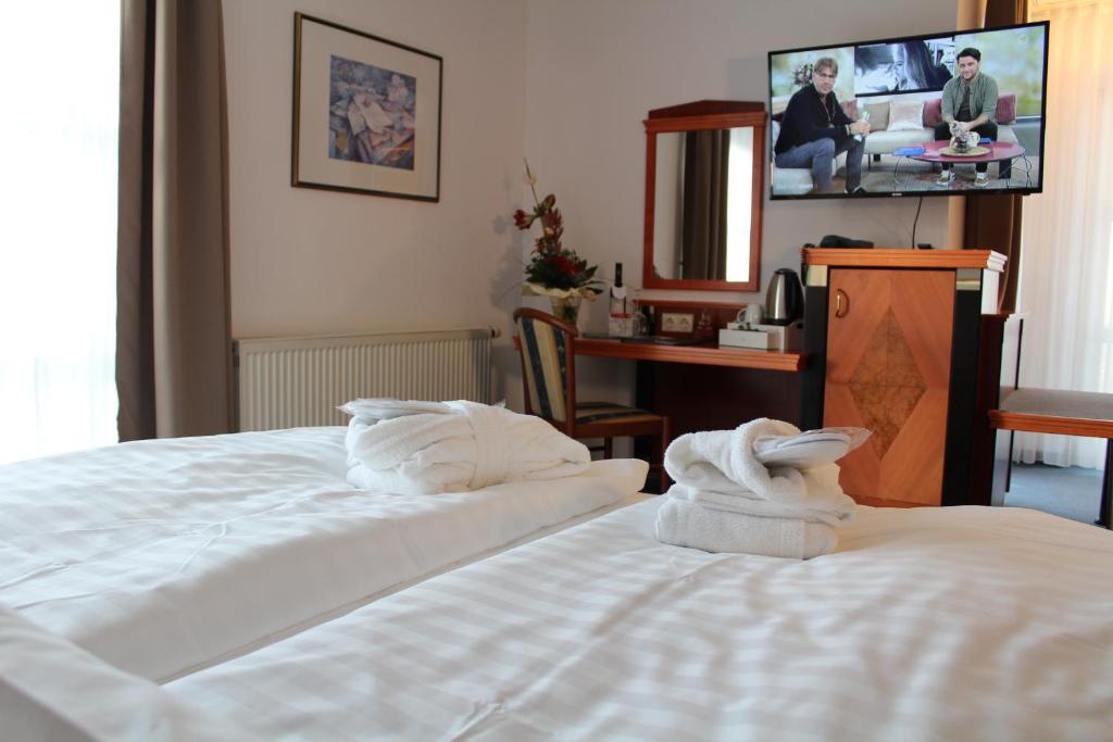 Postel nebo postele na pokoji v ubytování Hotel Residenz Bad Frankenhausen