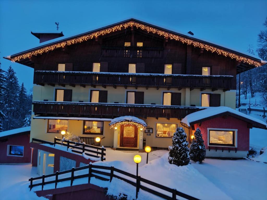 Tòa nhà nơi khách sạn tọa lạc