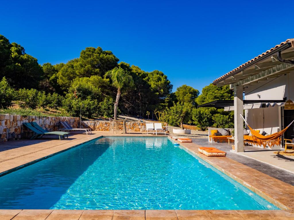 una piscina con patio e piscina con piscina di Cubo's Villa Loft El Parador de la Sierra ad Alhaurín el Grande