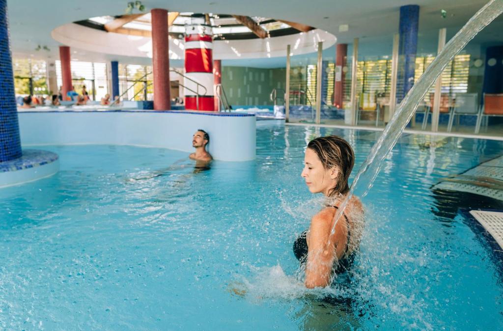 duas crianças a brincar numa piscina em Thermal Hotel Balance Lenti em Lenti