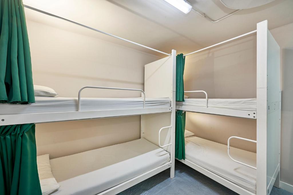 Palanda nebo palandy na pokoji v ubytování Hola Hostal Eixample