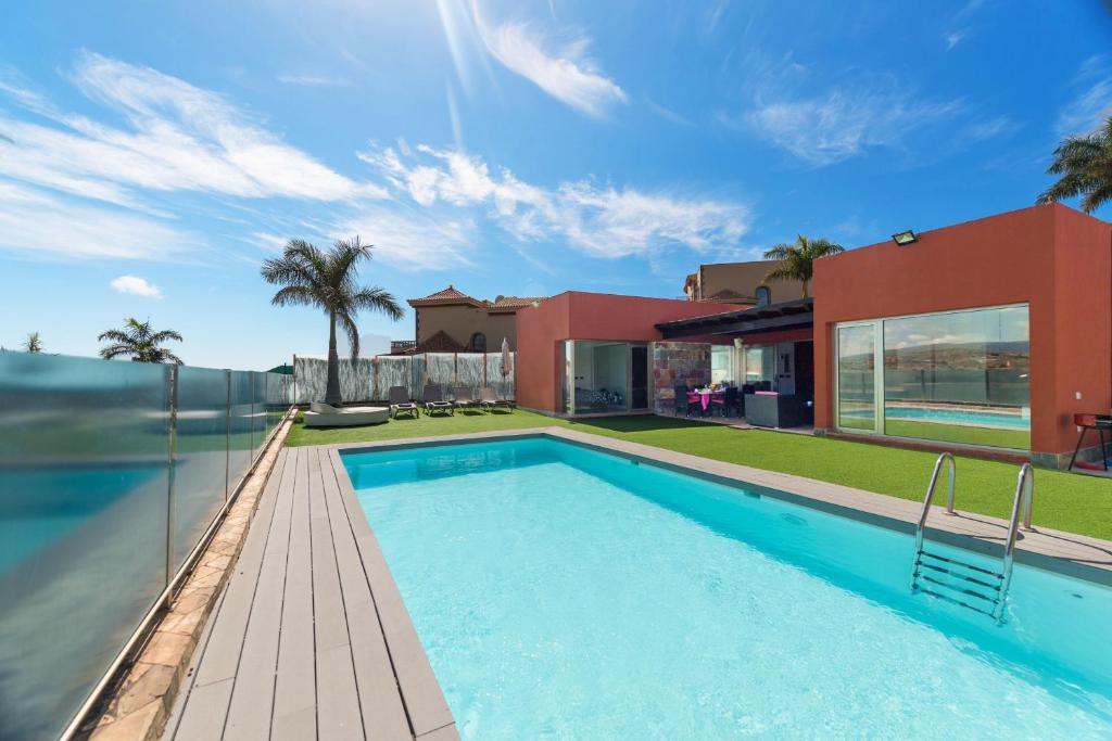 una piscina en el patio trasero de una casa en Villa Paradise, en Salobre