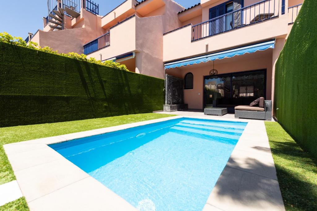 - une piscine dans la cour d'une maison dans l'établissement BUNGALOW BAHÍA MELONERAS, à Meloneras