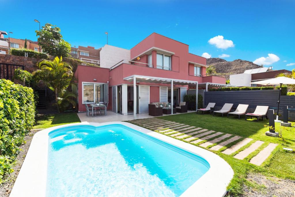 薩洛布雷的住宿－Exclusive Villa Golf，庭院中带游泳池的房子