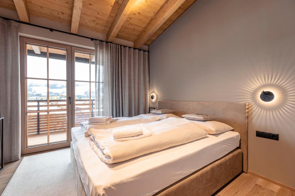 Postel nebo postele na pokoji v ubytování Chalet 149 Westendorf by ALPS RESORTS