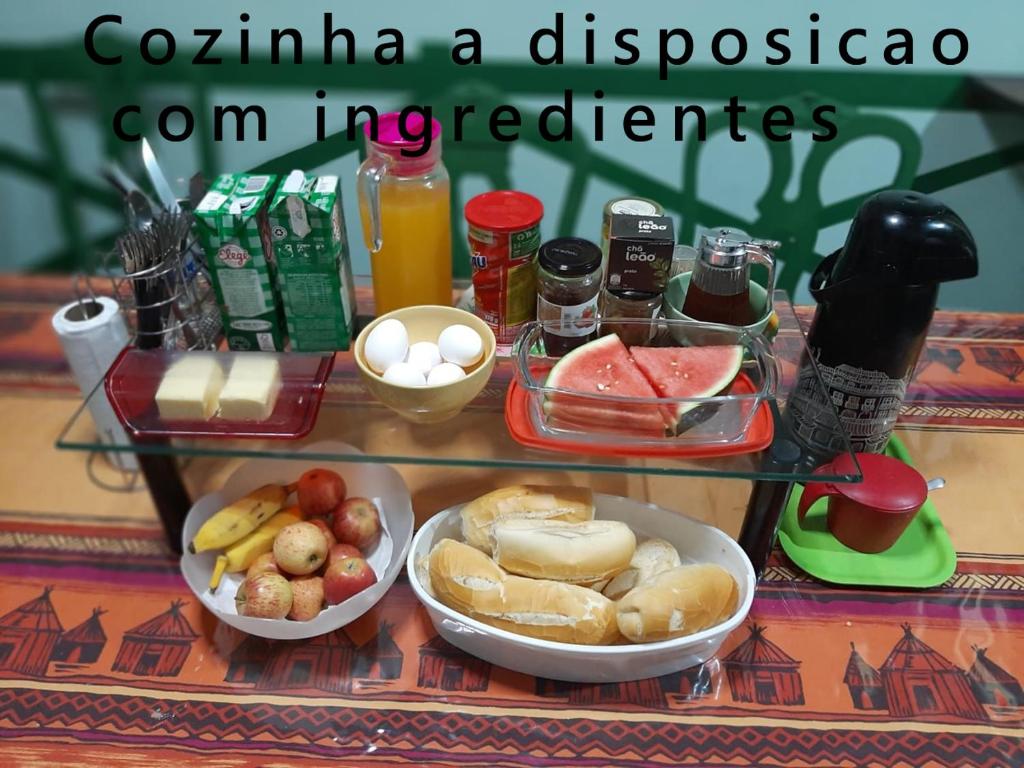 einen Tisch mit zwei Teller Essen auf einem Tisch in der Unterkunft riosoleilcopacabana in Rio de Janeiro