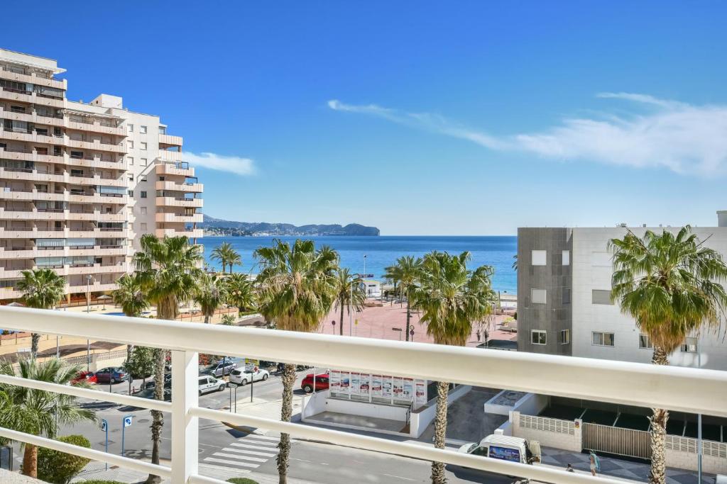 widok na plażę z balkonu apartamentu typu condo w obiekcie Homeincalpe Apolo XVI 2-3-14 w mieście Calpe