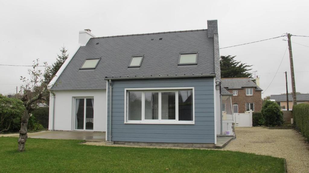 Casa azul y blanca con ventana en Belle maison 3 etoiles dans la station touristique de Trebeurden à 1km de la mer - Réf 670 en Trébeurden