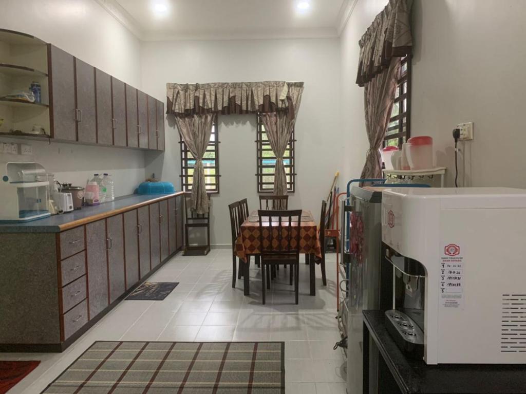 Kuchyň nebo kuchyňský kout v ubytování RK ASIANA HOMESTAY, KEMAMAN
