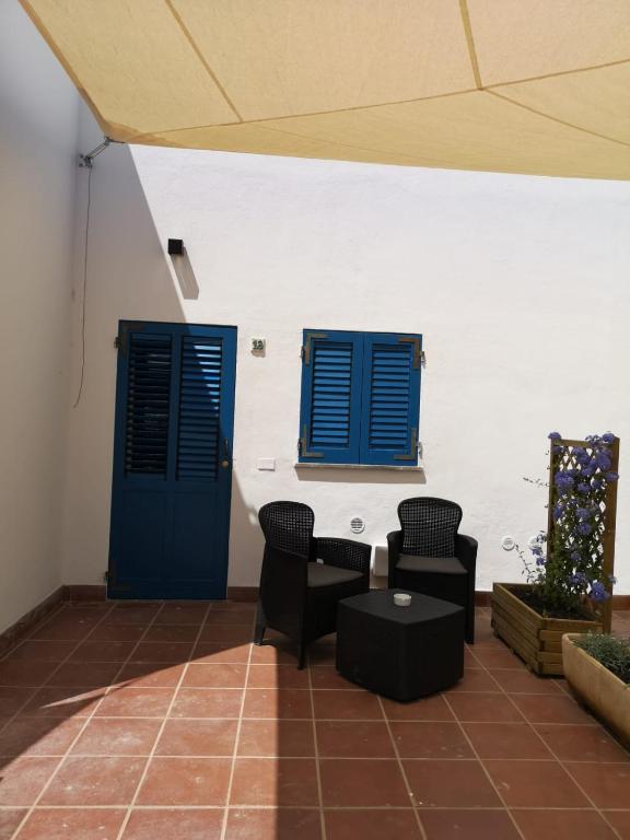 Een zitgedeelte bij Vel Marì - Rooms on the Beach