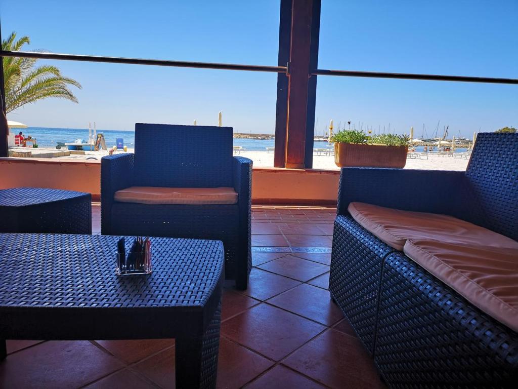 Een zitgedeelte bij Vel Marì - Rooms on the Beach