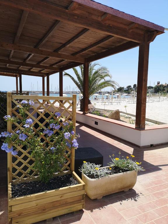 Een balkon of terras bij Vel Marì - Rooms on the Beach