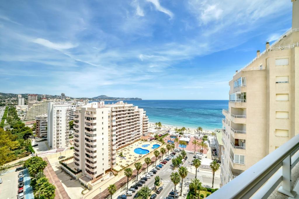 Una vista del océano desde el balcón de un edificio. en Homeincalpe Apolo XVII 1-14-41, en Calpe