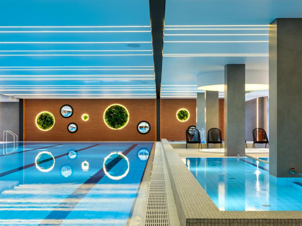 uma piscina num hotel com tectos azuis em Mercure Krakow Fabryczna City em Cracóvia
