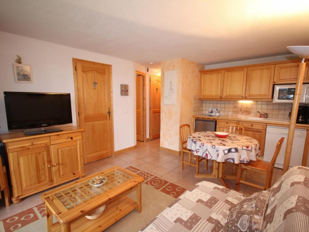 Il dispose d'une cuisine et d'un salon avec une table et une télévision. dans l'établissement Appartement Villard-sur-Doron, 3 pièces, 4 personnes - FR-1-293-208, à Villard-sur-Doron