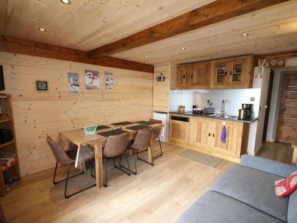 eine Küche und ein Esszimmer mit einem Tisch und Stühlen in der Unterkunft Appartement Les Saisies, 2 pièces, 5 personnes - FR-1-293-270 in Hauteluce