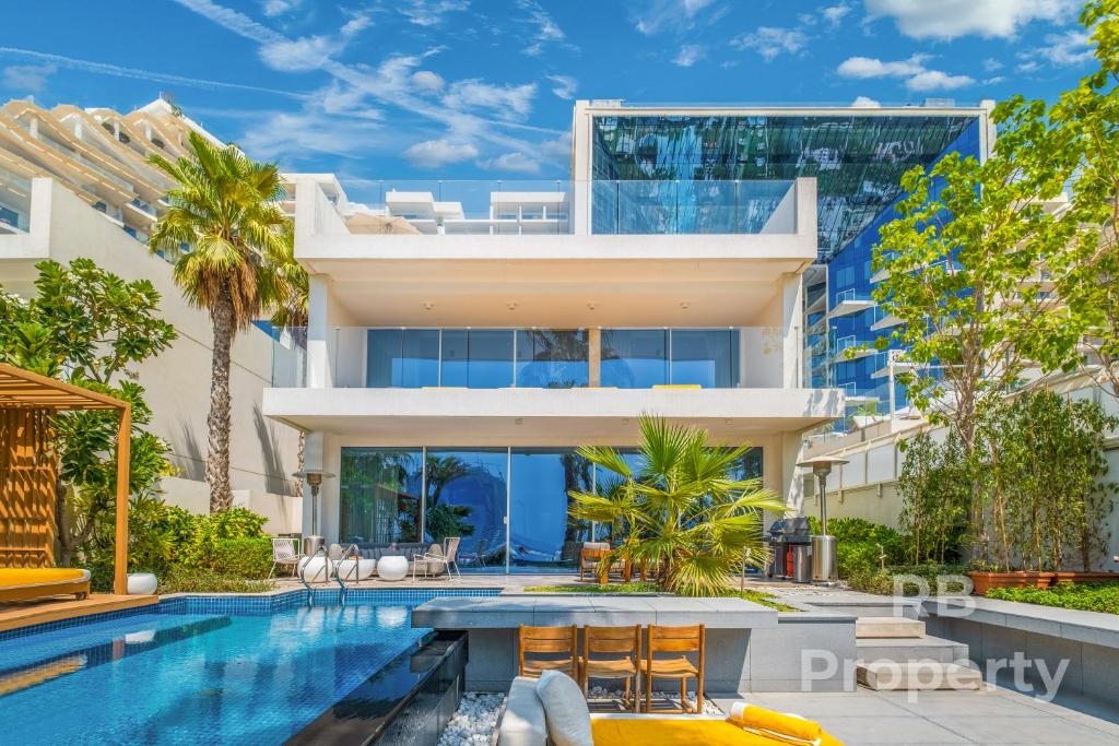 ein Bild eines Hauses mit Pool in der Unterkunft FIVE Palm Beach Villa - Three Floors, Private Pool, Jacuzzi in Dubai