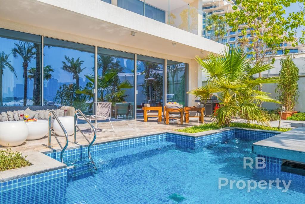 FIVE Palm Beach Villa - Three Floors, Private Pool, Jacuzzi، دبي – أحدث  أسعار 2024