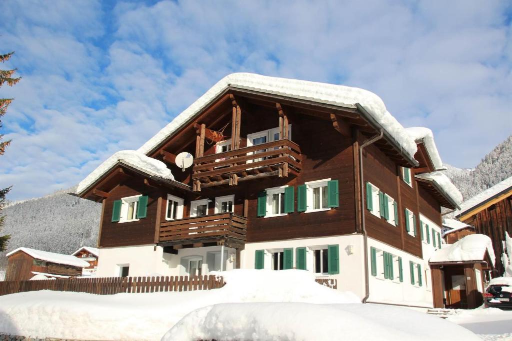 ein schneebedecktes Haus in der Unterkunft Ferienhaus Lorenzin in Sankt Gallenkirch
