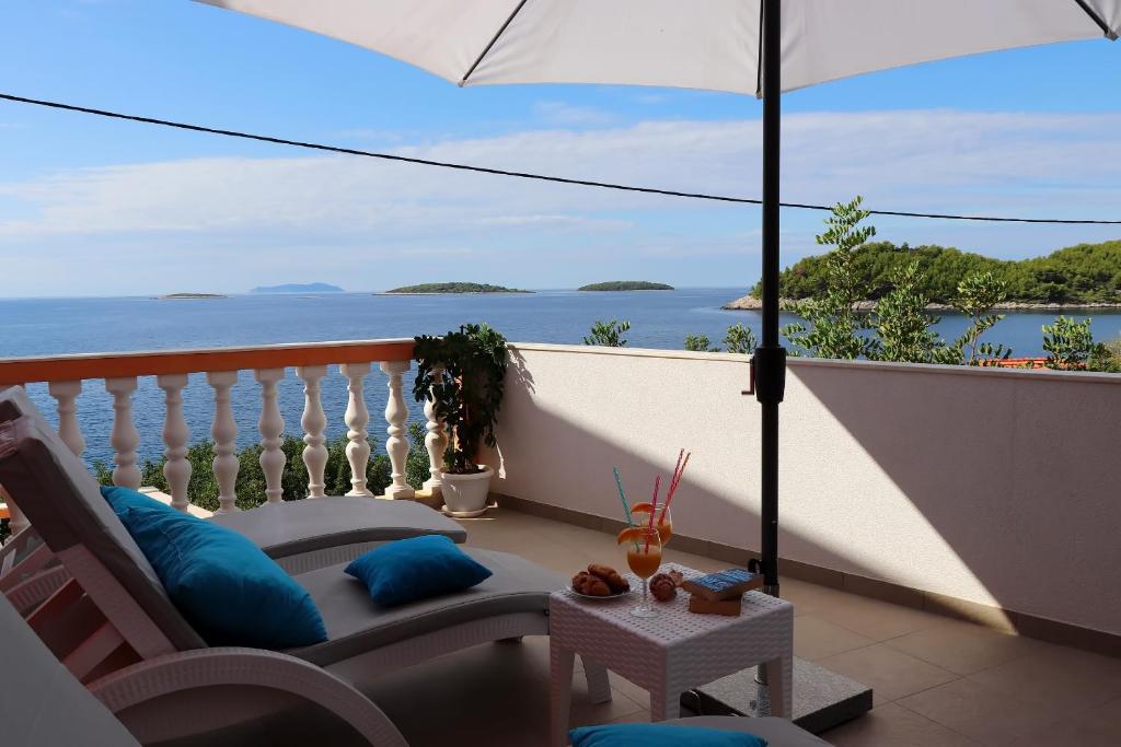 einen Balkon mit einem Sofa und Meerblick in der Unterkunft Holiday Home Adriatic View in Prizba