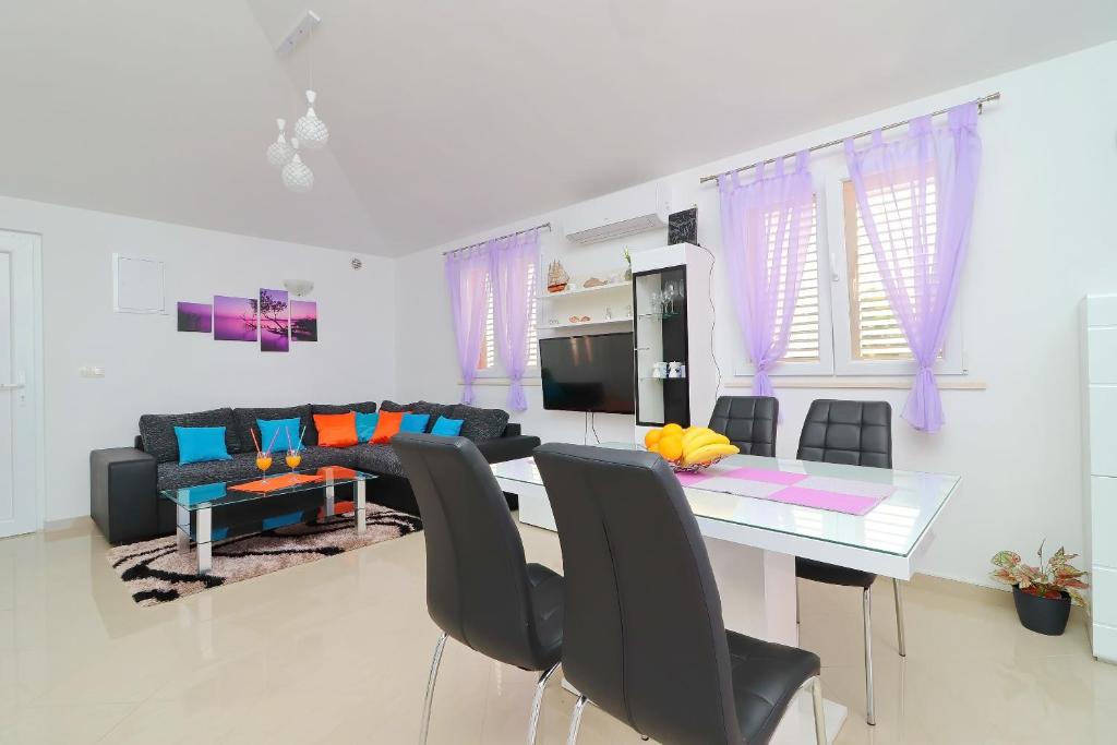 Telewizja i/lub zestaw kina domowego w obiekcie Holiday Home Adriatic View