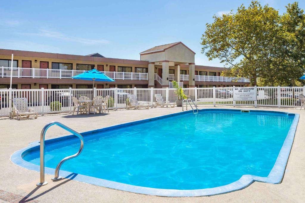 Bazén v ubytování Ramada by Wyndham West Atlantic City nebo v jeho okolí